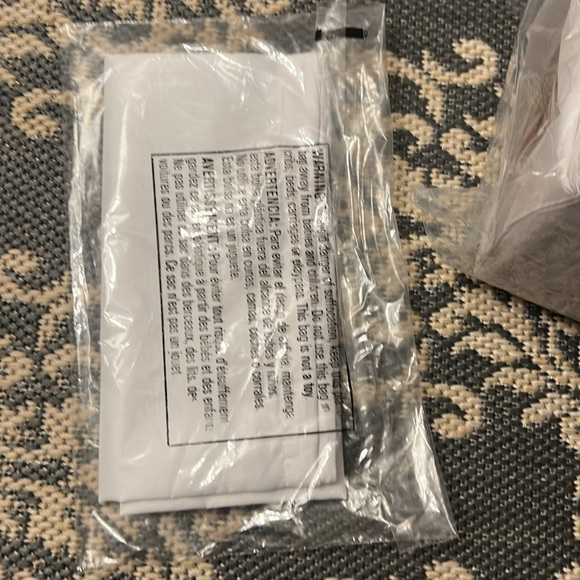 New w/Tags & Dust bag Michael Kors Mercer Small Logo Embossed Leather Bucket Bag - Picture 6 of 9